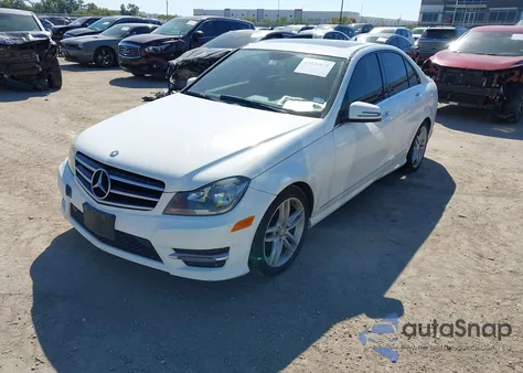 2014 Mercedes-Benz C 250 Sport z USA, uszkodzony, nr VIN WDDGF4HB3EG215256